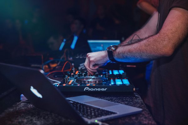 Réservez un dj à lyon pour des soirées mémorables